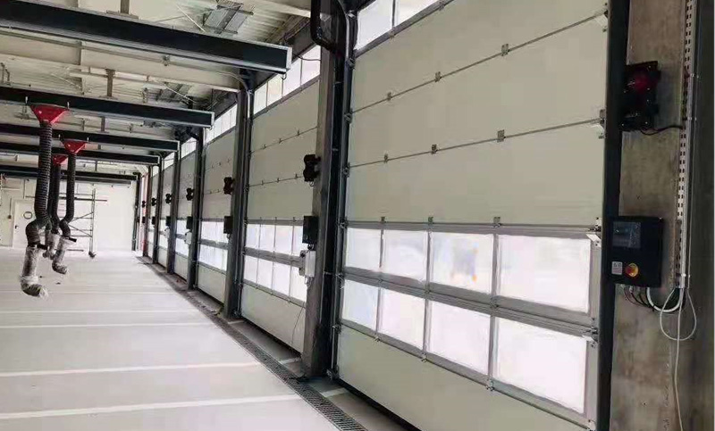 Industrial lifting door